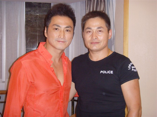 紅四方廣告演藝有限公司董事長?？到∠壬拖愀塾耙暩杳餍呛渭覄畔壬趽P州激情百度酒吧演出留影